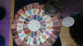 Vulva Painting Workshop mit Aika, Hebamme, Mandala