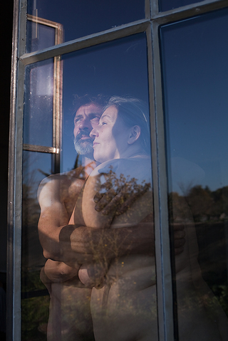 Aktportrait von Paar in Innenraum Nähe Basel, durch Fenster hindurch